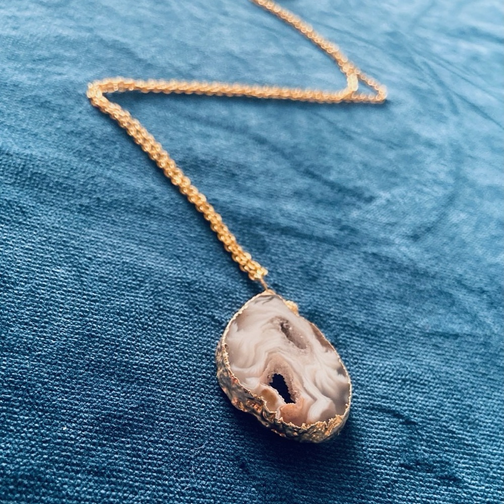Elegant Gold and Cream/white Pendant Necklace